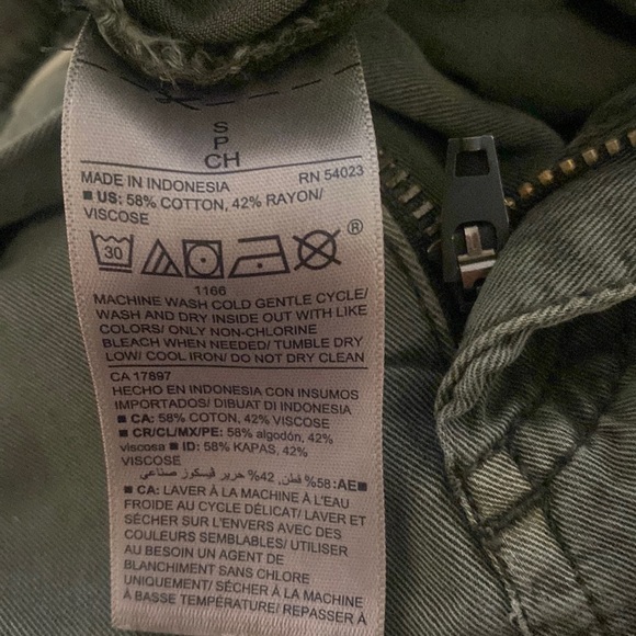 Old Navy HR soft Utility arboret green ruffle waist pants size small - Picture 6 of 6